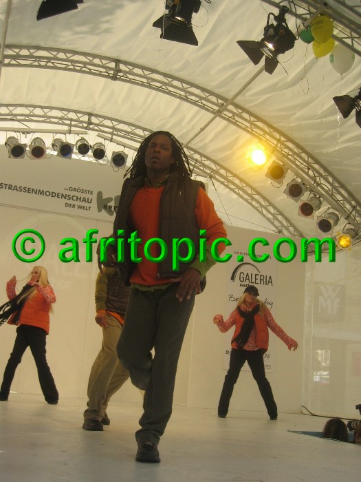 ../Images/Krefeld-Strssenmodenschau-2005 347.jpg